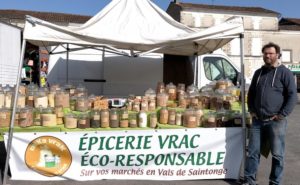 Mik'a Vrac tient son stand épicerie vrac éco-responsable sur le marché
