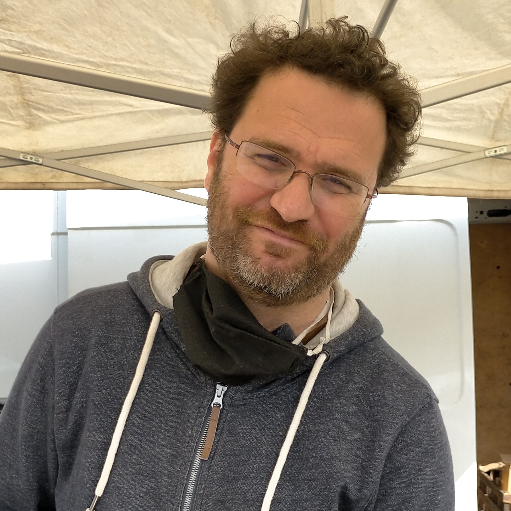 Mik'a Vrac tient son stand épicerie vrac éco-responsable sur le marché