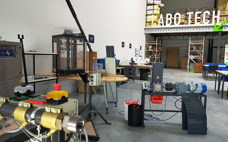 Le Laboratoire technologique dit Labo Tech et une partie de ses machines, un broyeur, un extrudeur, un injecteur.