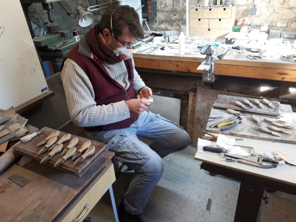 Jérôme TRUCHARD dans son atelier Fer de Terre, en train de fabriquer des Gryphé, couteau à base de coquilles d'huitres recyclées