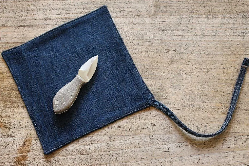 Le Gryphé : le couteau éco-conçu posé sur son emballage en textile de réemploi