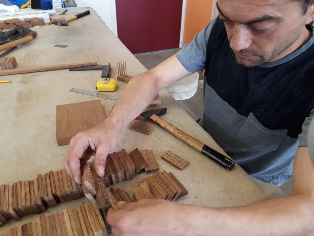 Un membre de Aunis GD en train de fabriqué Archi'Teck dans leur atelier bois