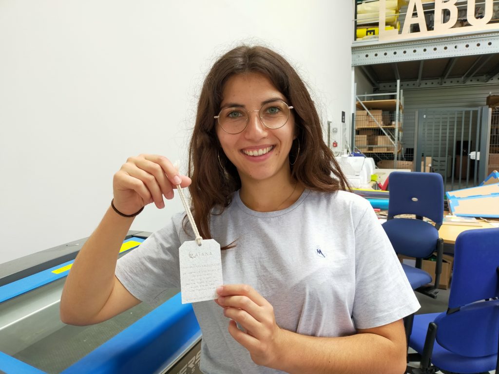 Maïana dans la labo tech lors de la création d'étiquettes éco-conçues avec de la bâche de récup de la Maif