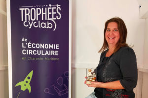 Nina Rodier lors de la soirée des Trophées 2022, lauréate 2022 du prix Zéro Déchet pour son projet de consigne des bocaux.