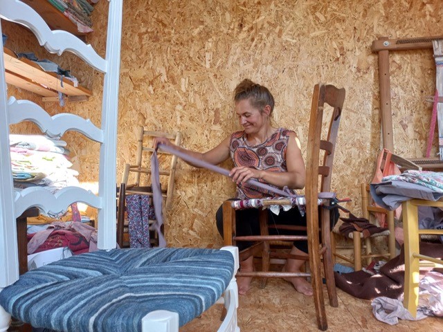 Sophie VACHER restaure des chaises abimées avec du textile de seconde main en utilisant la technique du tressage.