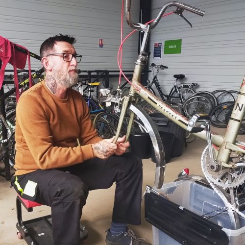 Joel Moulin de l'atelier du biclou en train de réparer un vélo vintage à l'atelier cyclab